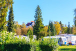 Blick auf Schloss Seefeld vom Campingplatz Pilsensee