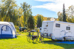 Stellplätze am Campingplatz Pilsensee mit viel Grün